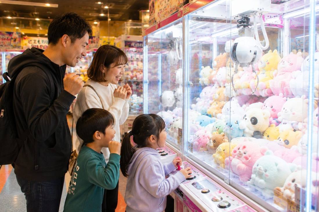 family watching daughter play