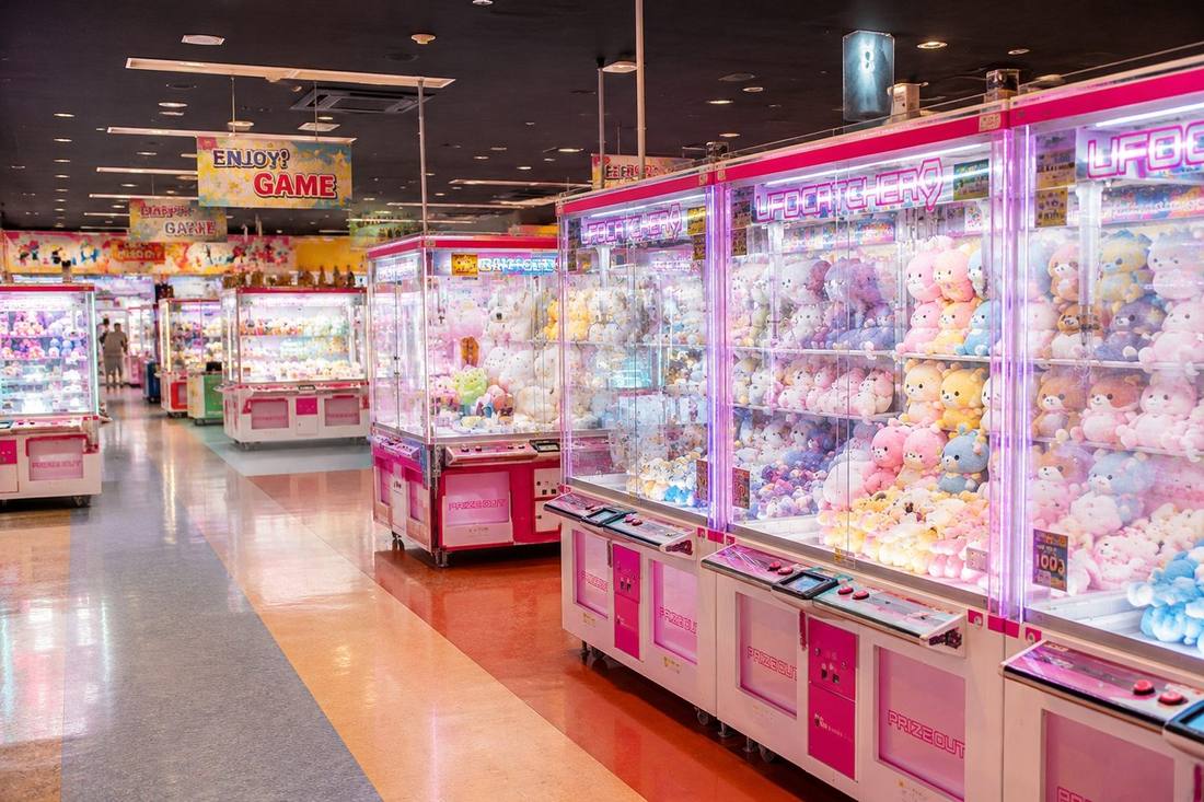 pink crane game store interior